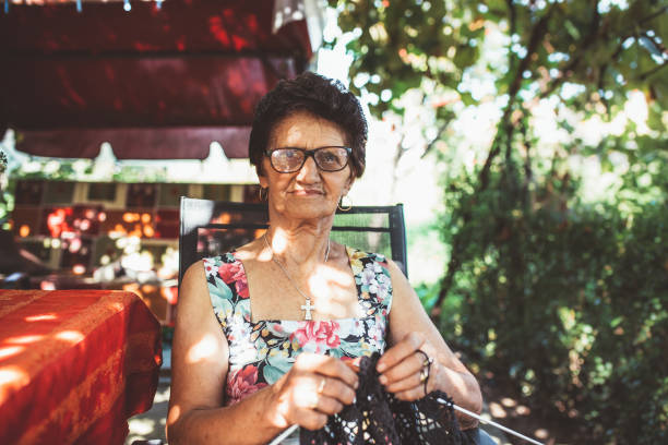 бабушка и ее жизнь - grandmother knitting senior women senior adult стоковые фото и изображения