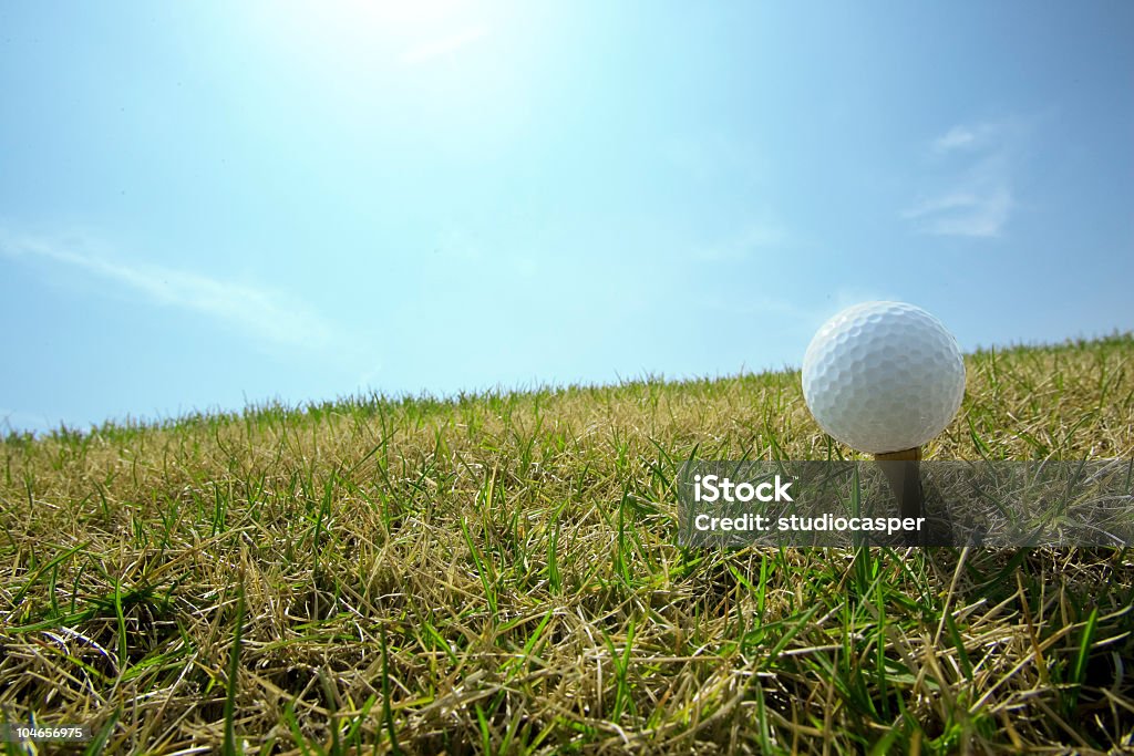 ゴルフボールの T シャツ - カラー画像のロイヤリティフリーストックフォト