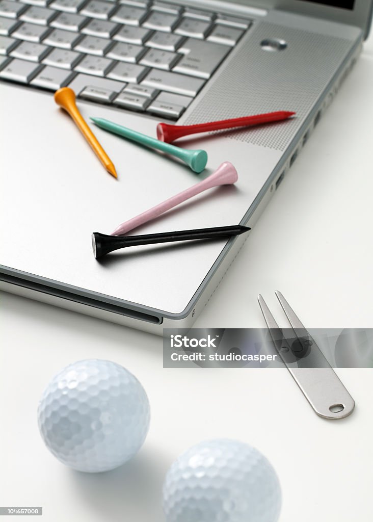 ゴルフのティーでラップトップコンピュータ - インターネットのロイヤリティフリーストックフォト