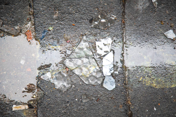 pezzi di vetro per finestre - close up of a broken bottle, street foto e immagini stock