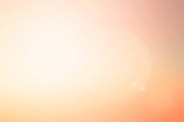 resumen blur oro naranja brillante de la mañana cielo color tono de fondo con efecto de luz sol blanco para el diseño como bandera, la presentación, el concepto de anuncios - reflejo efecto de luz fotos fotografías e imágenes de stock