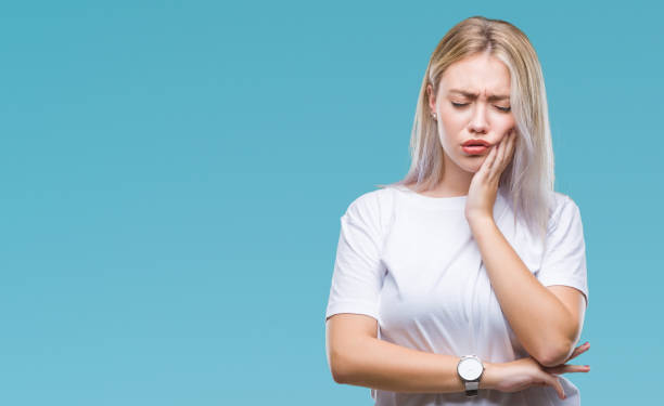 junge blonde frau über isolierte hintergrund mund mit der hand mit schmerzlichem gesicht wegen zahnschmerzen oder zahnmedizinische erkrankung an den zähnen zu berühren. zahnarzt-konzept. - teenager dentist patient cheerful stock-fotos und bilder