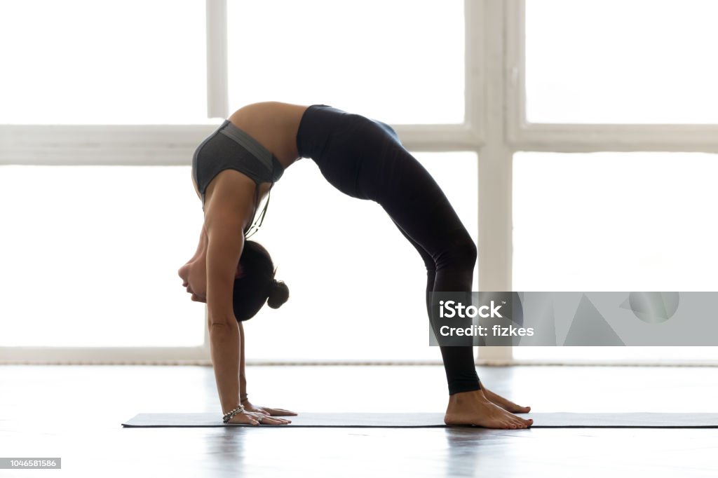 Unga Sportigt Attraktiv Kvinna Utövar Yoga Göra Bron Motion-foton