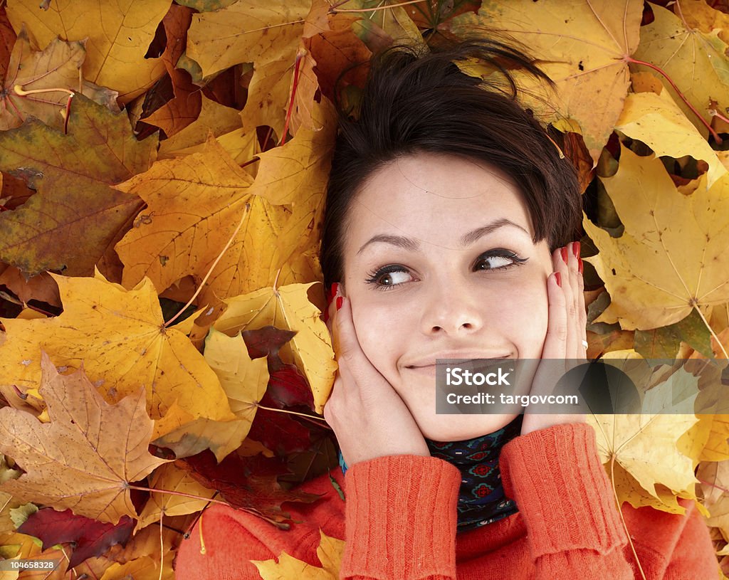 Mädchen im Herbst orange Blatt mit der Gruppe. - Lizenzfrei Ahornblatt Stock-Foto
