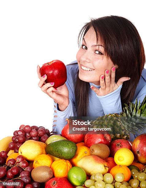 Chica Con Grupo De Frutas Y Hortalizas Foto de stock y más banco de imágenes de Adulto - Adulto, Adulto joven, Aguacate