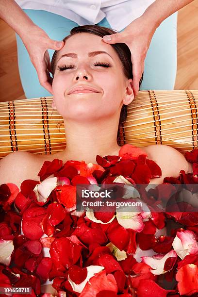 Foto de Linda Menina Com Banheira De Hidromassagem Com Pétalas De Rosa e mais fotos de stock de Flor