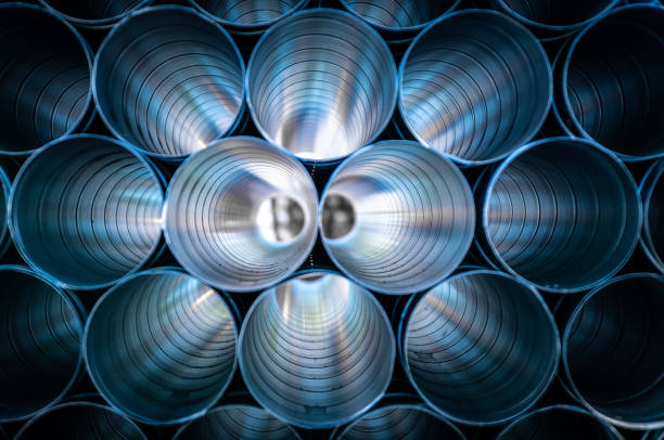 grandes tubos de plata apilados en la fábrica - metal aluminum steel pipe fotografías e imágenes de stock