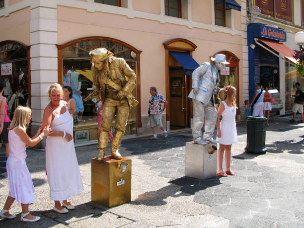 due attori di strada a immagine di statue viventi sulla strada massena nella città di nizza, in francia. - city of nice france massena city foto e immagini stock