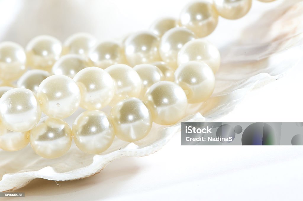 Perlas dentro de una carcasa - Foto de stock de Aislado libre de derechos