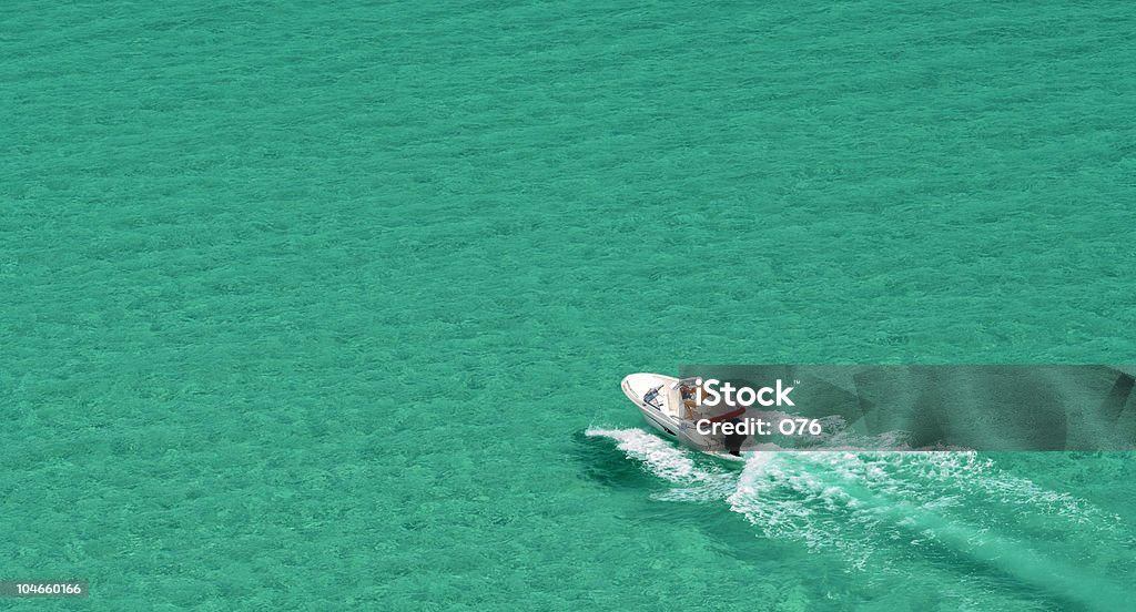 Bateau de croisière. Hors-bord. La mer. Vert. - Photo de Conduire libre de droits