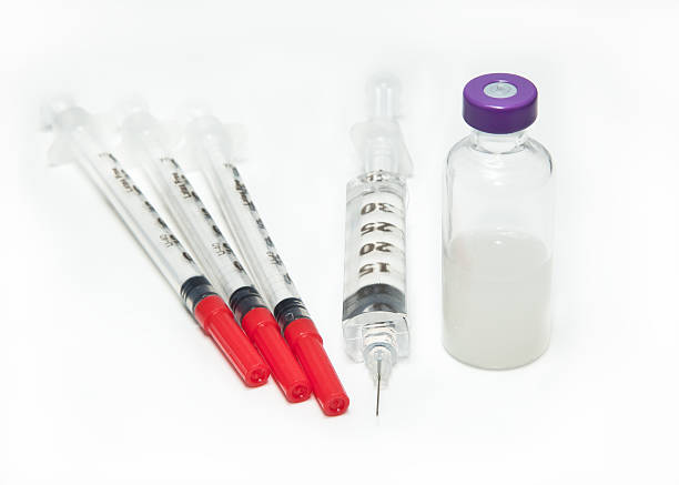 as agulhas e o frasco da vacina - vacinate imagens e fotografias de stock