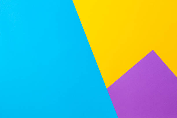 hintergrund farbe papiere geometrie flach zusammensetzung mit violett- und blautönen gelbtöne - flachwinkelansicht stock-fotos und bilder