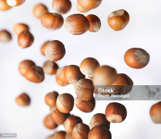 Pioggia Di Nocciole Con Shell Su Sfondo Bianco - Fotografie stock e altre immagini di Cadere - Cadere, Nocciola, Cibi e bevande