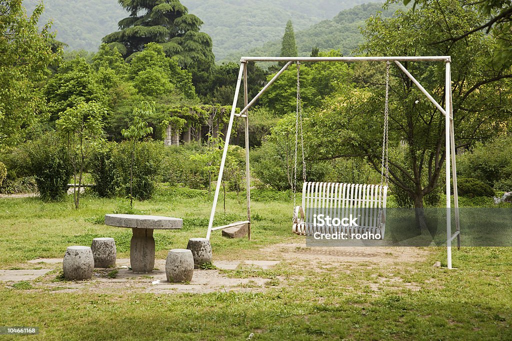 Swing en el jardín - Foto de stock de Columpio de cuerda libre de derechos