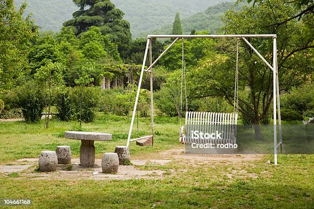 Swing En El Jardín Foto de stock y más banco de imágenes de Columpio de cuerda - Columpio de cuerda, Jardín privado, Actividades recreativas