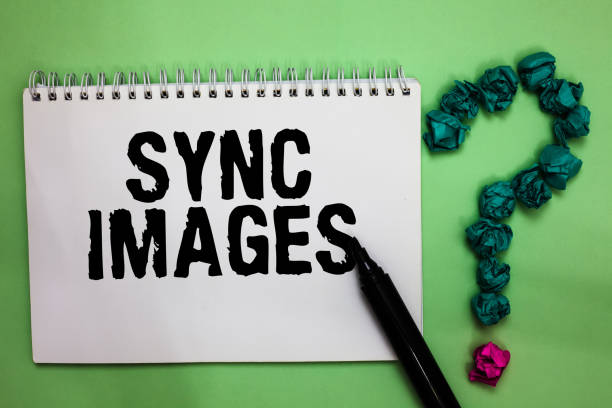 Word writing text Sync Images. Business concept for Making photos identical in all devices Accessible anywhere Notebook marker crumpled papers forming question mark green background imágenes de sincronización de texto de la escritura de la palabra. concepto de negocio para hacer fotos idénticas en todos los dispositivos accesibles en cualquier marcador de cuaderno arrugado papeles formando el signo de interrogación verde fondo.