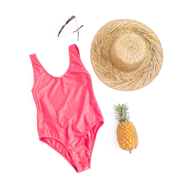 composizione moda di frutta all'ananas, occhiali da sole, cappello di paglia e costumi da bagno bikini rosa su sfondo bianco. lay piatto, vista dall'alto - bikini swimwear isolated bikini top foto e immagini stock