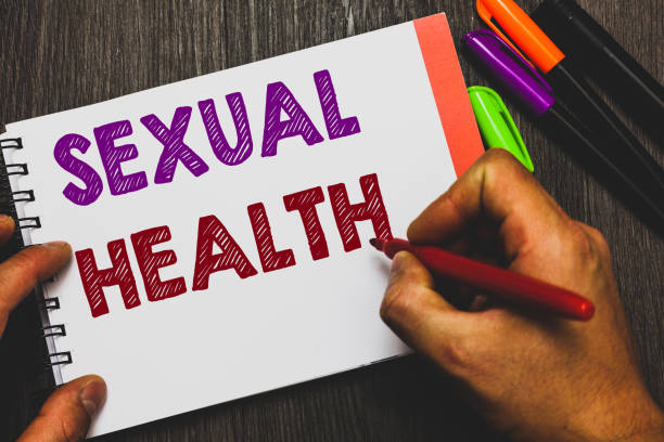 parte conceptual escrito mostrando la salud sexual. negocio foto texto saludable cuerpo satisfacción sexual vida relaciones positivas hombre sosteniendo ideas comunicación de papel de cuaderno fondo madera. - hiv aids condom sex fotografías e imágenes de stock