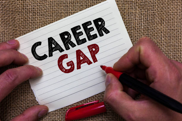 Writing note showing Career Gap. Business photo showcasing A scene where in you stop working by your profession for a while Man's hand hold white paper with symbolic letter jute sack background nota que muestra la brecha de la carrera de la escritura. foto de negocios mostrando una escena donde en deje de trabajar de su profesión por un tiempo asimiento de la mano del hombre papel blanco con fondo de saco de yute carta simbólica.