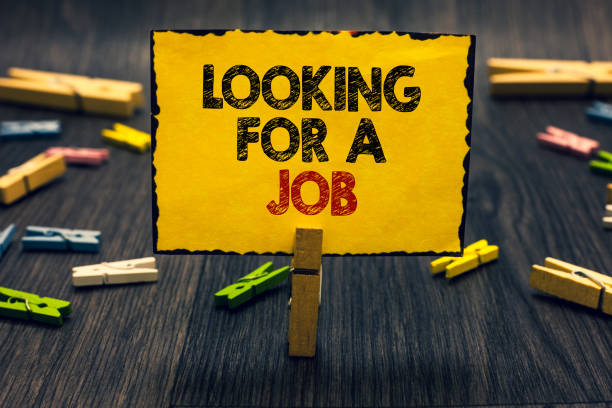 Word writing text Looking For A Job. Business concept for Unemployed seeking work Recruitment Human Resources Blacky wooden desk laid paper clip randomly one hold yellow board with text word escribir texto en busca de un trabajo. concepto empresarial para desempleados que buscan trabajo reclutamiento recursos humanos blacky clip de papel verjurado de escritorio de madera al azar uno sujetar tablero amarillo con el texto.