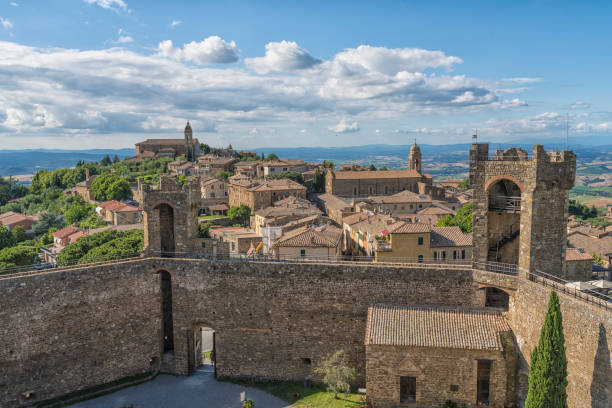 fortress with fortified wall in montalcino - montalcino imagens e fotografias de stock