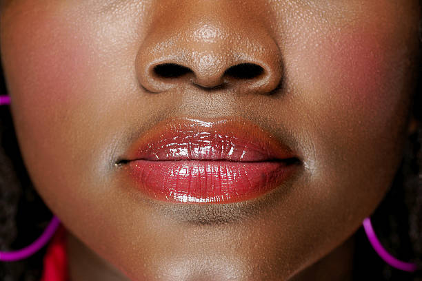 cara de una mujer negra - gloss de labios fotografías e imágenes de stock