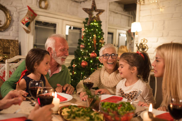 szczęśliwa rodzina na wigilijną kolację - dining table child grandparent grandchild zdjęcia i obrazy z banku zdjęć
