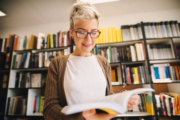 Woman In Library Pictures | Download Free Images on Unsplash