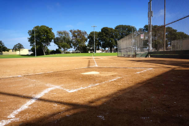 campo da baseball - baseball diamond baseball softball base foto e immagini stock