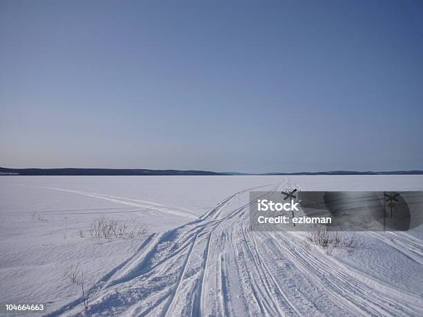 Lago Helado En Laponia Foto de stock y más banco de imágenes de Aire libre - Aire libre, Color - Tipo de imagen, Finlandia