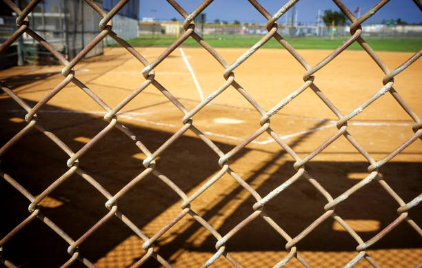 campo da baseball - baseball dirt softball baseball diamond foto e immagini stock