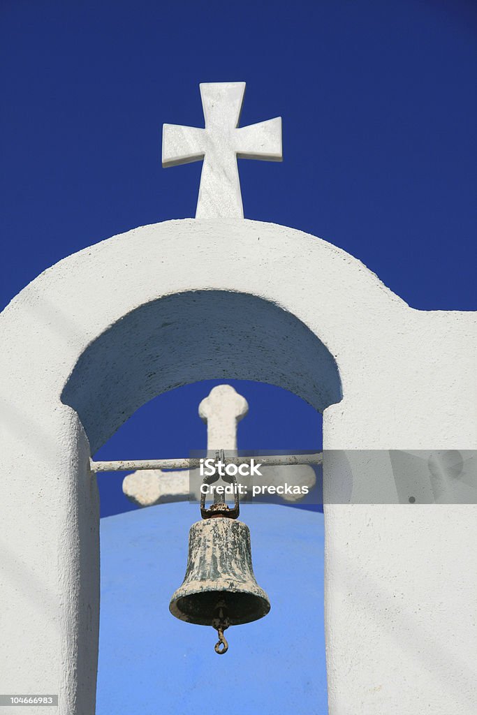 Grecia, Chiesa dettaglio bell e cross - Foto stock royalty-free di A forma di croce