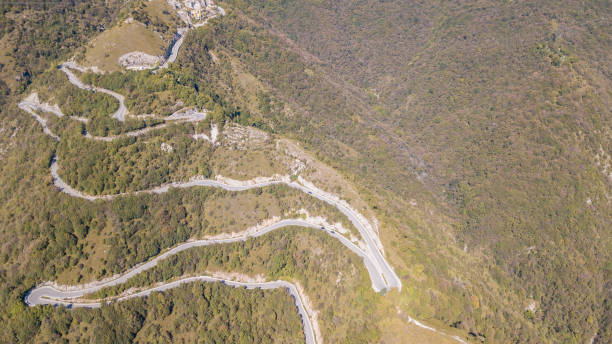 vista aérea da estrada de montanha em itália que liga a vila de nebro de selvino de zangão. incrível vista aérea da montanha se dobra criando belas formas - corner turn - fotografias e filmes do acervo