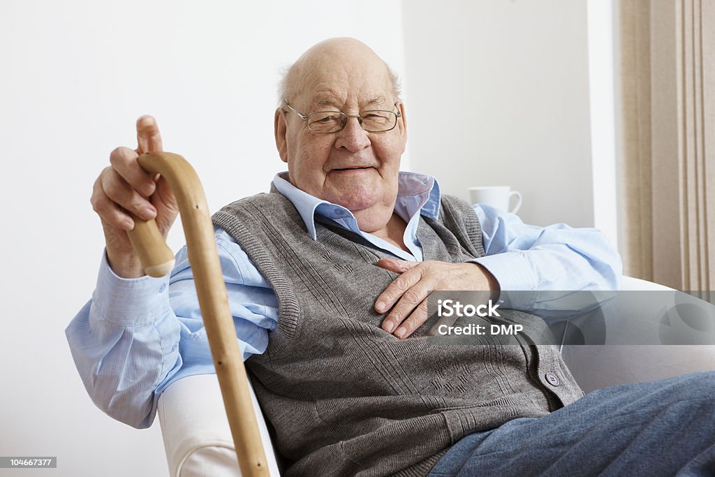 portrait de heureux homme senior, assis sur une chaise - Photo de Hommes libre de droits