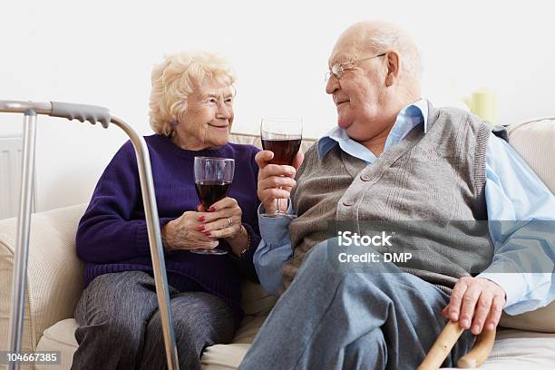Coppia Di Anziani Godendo Di Un Bicchiere Di Vino - Fotografie stock e altre immagini di 80-89 anni - 80-89 anni, Adulto, Adulto in età matura