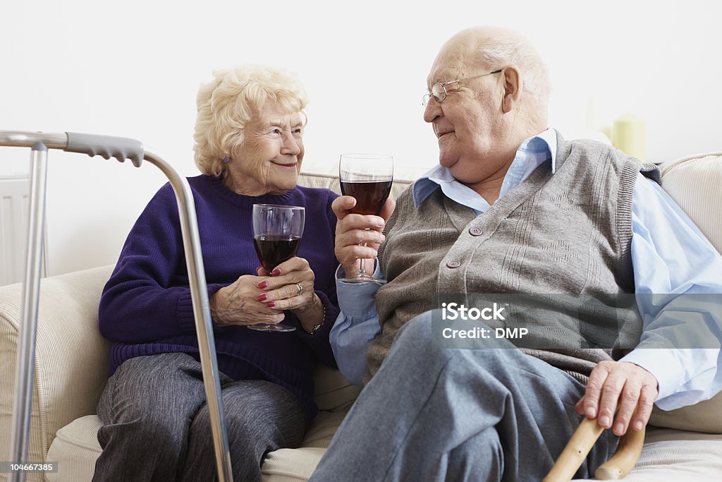Starszy para cieszy się kieliszkiem wina - Zbiór zdjęć royalty-free (80-89 lat)