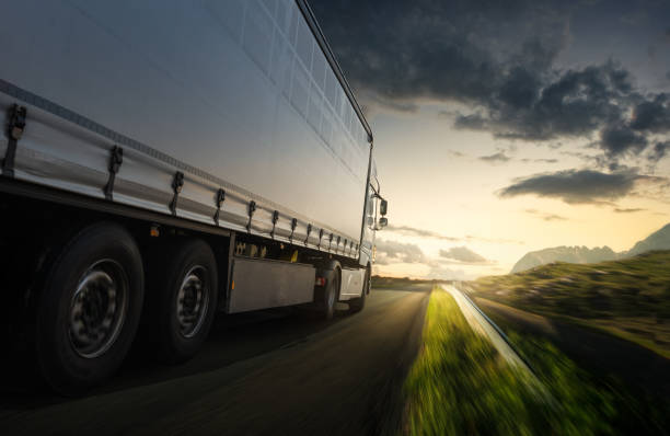 caminhão na estrada - truck driver fotos - fotografias e filmes do acervo