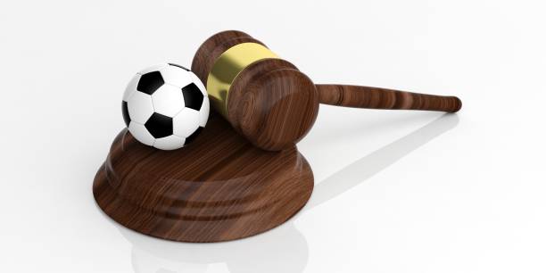 martelletto d'asta di rendering 3d e un pallone da calcio - court legal system justice gavel foto e immagini stock