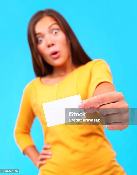 Mulher Surpreendida Cartão De Negócios - Fotografias de stock e mais imagens de Adolescente - Adolescente, Adulto, Amarelo
