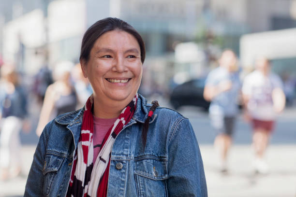 native american lady street portrait - native american north american tribal culture women mature adult imagens e fotografias de stock