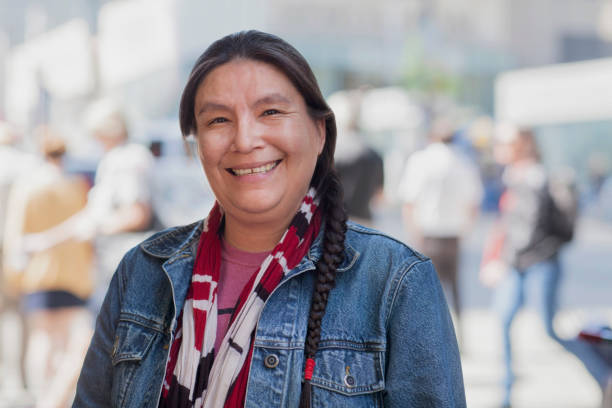 calle retrato de mujer indígena - first nations fotografías e imágenes de stock