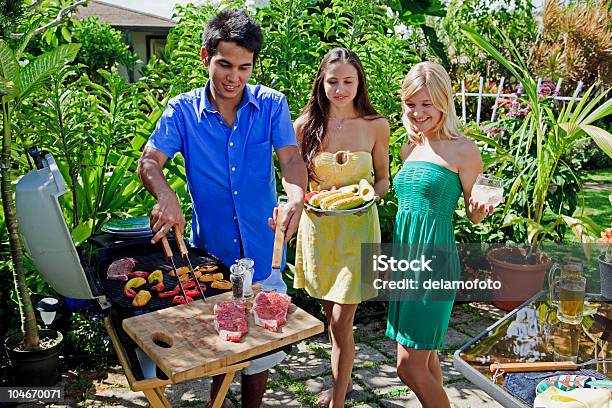 Três Amigos Um Churrasco - Fotografias de stock e mais imagens de Havai - Havai, Churrascada, Churrasco - Encontro Social