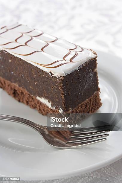 Pastel De Chocolate Con Azúcar Blanco De Barniz Foto de stock y más banco de imágenes de Alcorza - Alcorza, Alimento, Aniversario