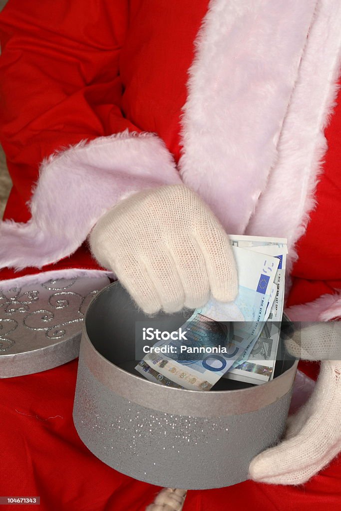 Santa colocar o dinheiro em caixa (vertical - Foto de stock de Branco royalty-free