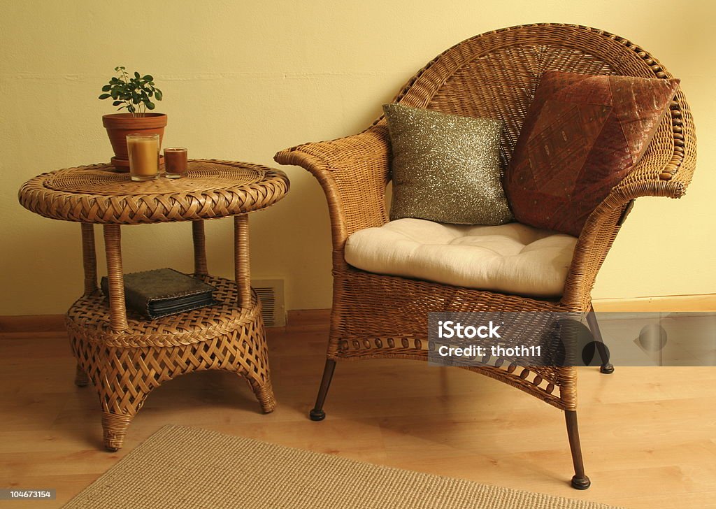 Плетеная мебель и аксессуары - Стоковые фото Приставной столик роялти-фри