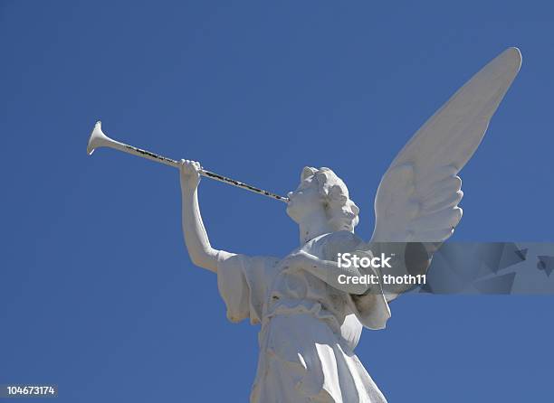 Estátua De Anjo Mandar Acústica - Fotografias de stock e mais imagens de Anjo - Anjo, Trompete, Arte