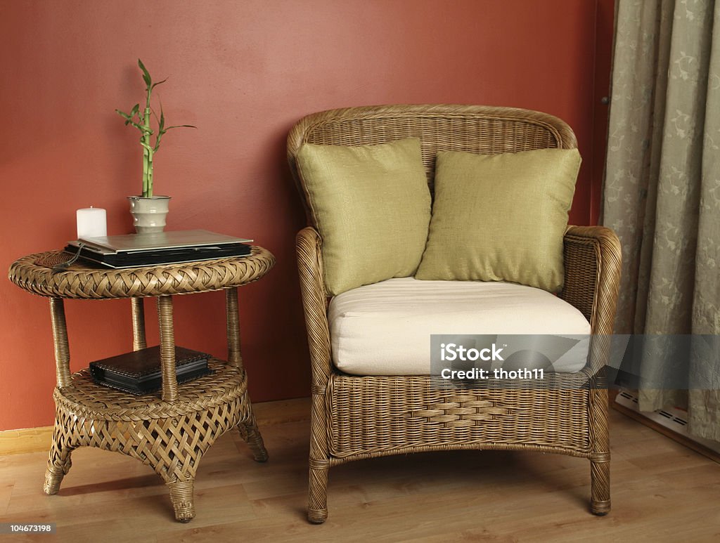 椅子とテーブルの籐製 - 居間のロイヤリティフリーストックフォト