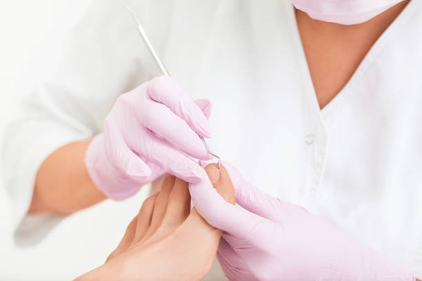 procedimiento de pedicure médico con doble sonda. tratamiento del pie en el salón de spa. clínica de podología. - podiatrist customer service beauty spa fotografías e imágenes de stock