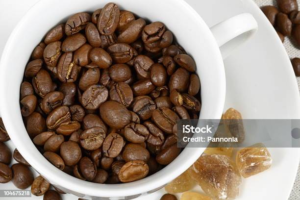 Foto de Grãos De Café Em Cup e mais fotos de stock de Assado - Assado, Açúcar, Açúcar Mascavo