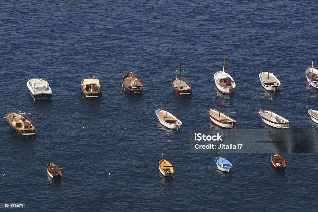 Pequenos barcos ancorados no mar Mediterrâneo - Foto de stock de Ancorado royalty-free